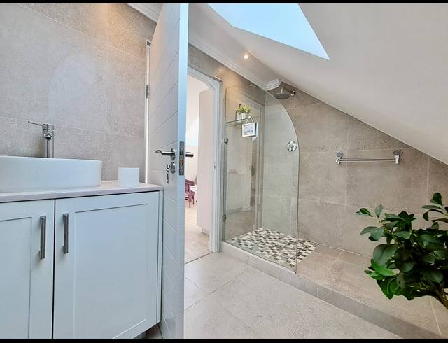 5 BEDROOM HOUSE FOR SALE IN GROTTO BAY
